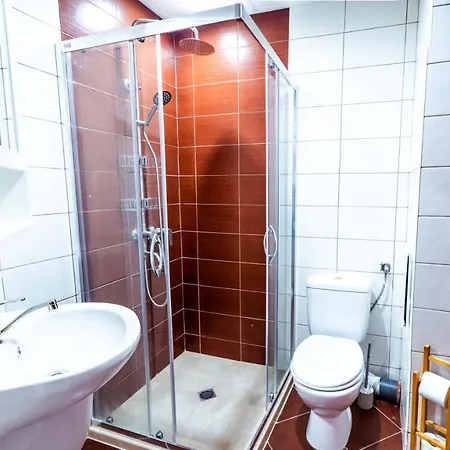 Large Stylish 2-bedroom Near Road, 5 Min To Gondola & Bar Street Apartment