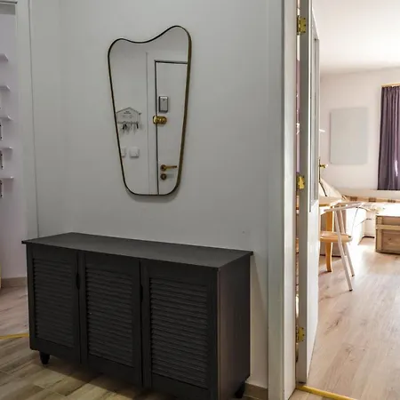 Apartment Large Stylish 2-bedroom Near Road, 5 Min To Gondola & Bar Street