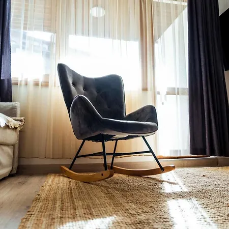 Apartament Large Stylish 2-bedroom Near Road, 5 Min To Gondola & Bar Street