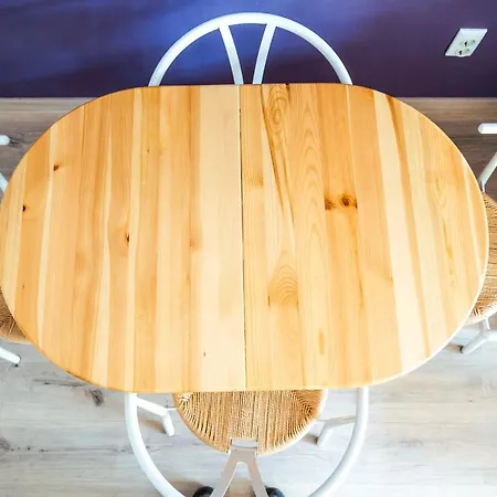 Large Stylish 2-bedroom Near Road, 5 Min To Gondola & Bar Street *