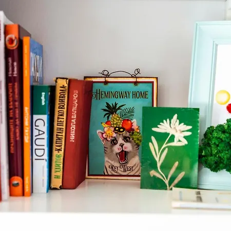 Large Stylish 2-bedroom Near Road, 5 Min To Gondola & Bar Street *