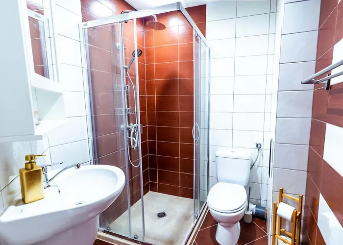 Large Stylish 2-bedroom Near Road, 5 Min To Gondola & Bar Street Apartment