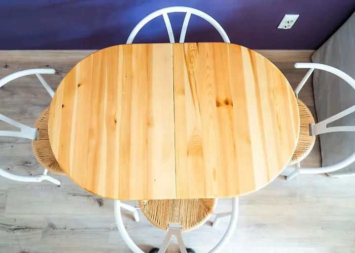 Large Stylish 2-bedroom Near Road, 5 Min To Gondola & Bar Street *