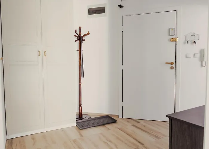 Large Stylish 2-bedroom Near Road, 5 Min To Gondola & Bar Street Apartment *