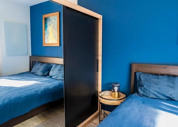 Apartment Large Stylish 2-bedroom Near Road, 5 Min To Gondola & Bar Street *