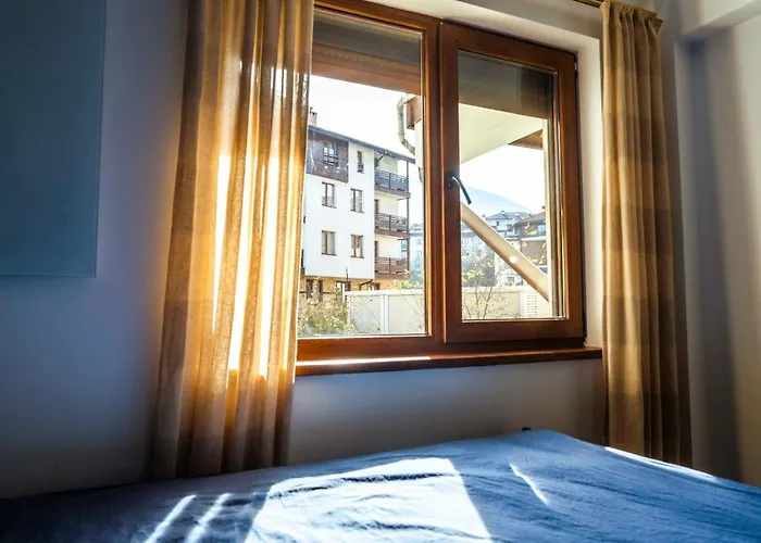 Large Stylish 2-bedroom Near Road, 5 Min To Gondola & Bar Street Apartment