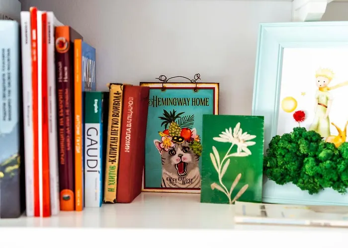 Large Stylish 2-bedroom Near Road, 5 Min To Gondola & Bar Street *