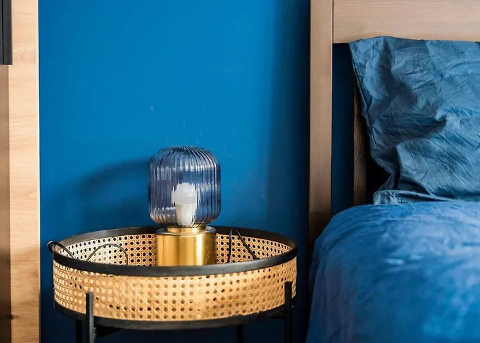 Large Stylish 2-bedroom Near Road, 5 Min To Gondola & Bar Street Apartment