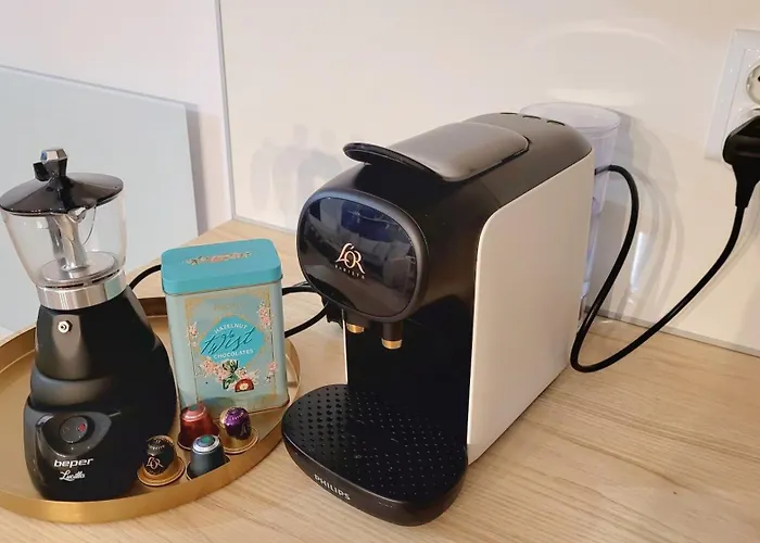 Large Stylish 2-bedroom Near Road, 5 Min To Gondola & Bar Street Apartment