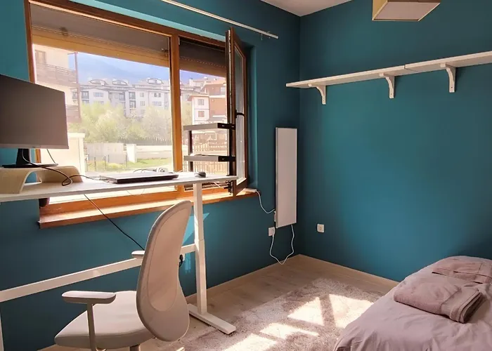 Large Stylish 2-bedroom Near Road, 5 Min To Gondola & Bar Street *